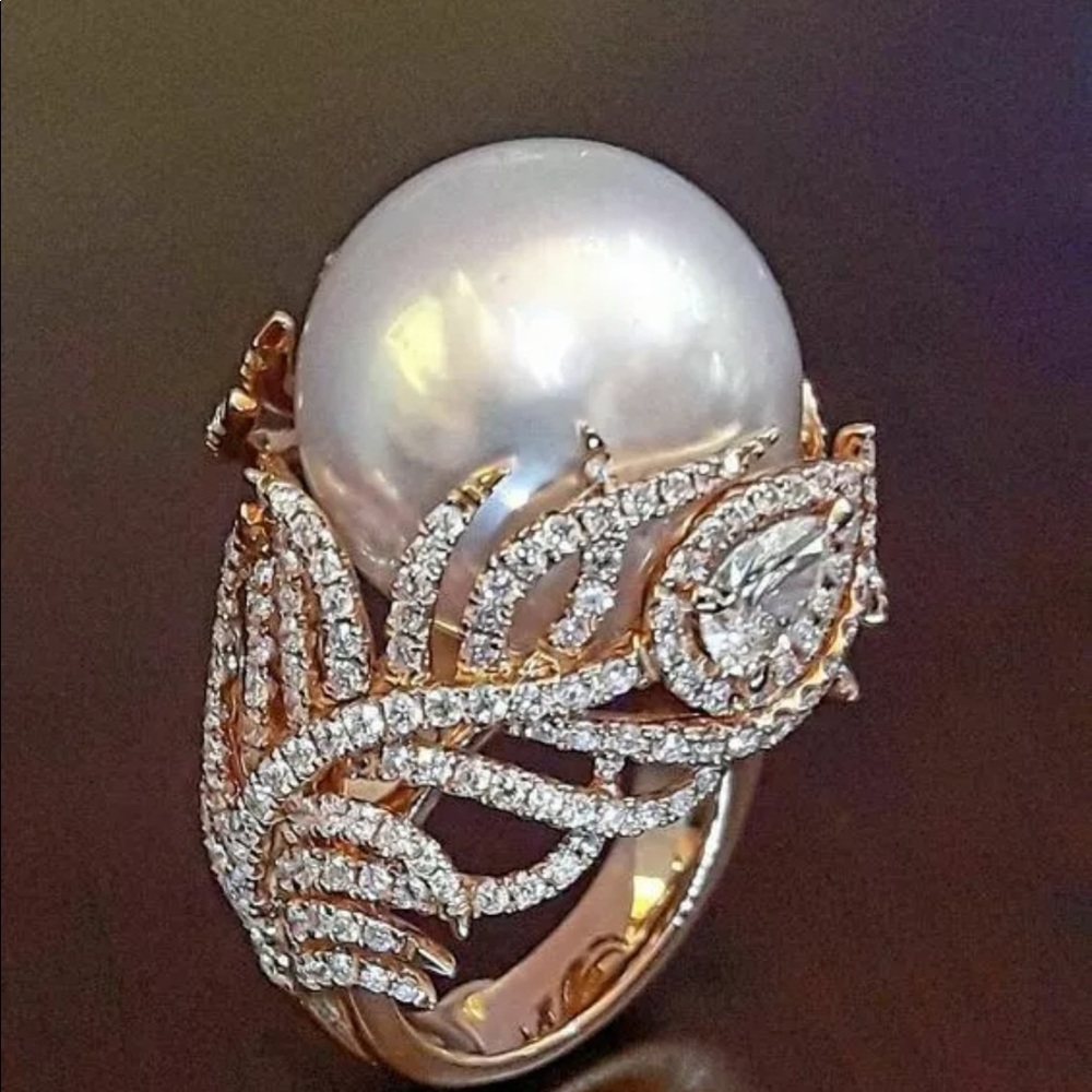 Silvertone Pearl Left Woman’s Ring Rhinestone